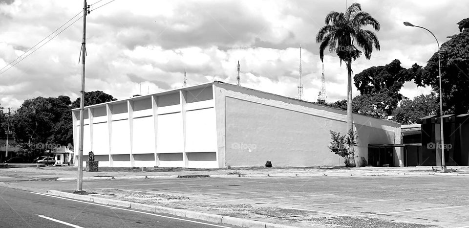 rectangular buildings in the center of the city of Maracay, house of culture