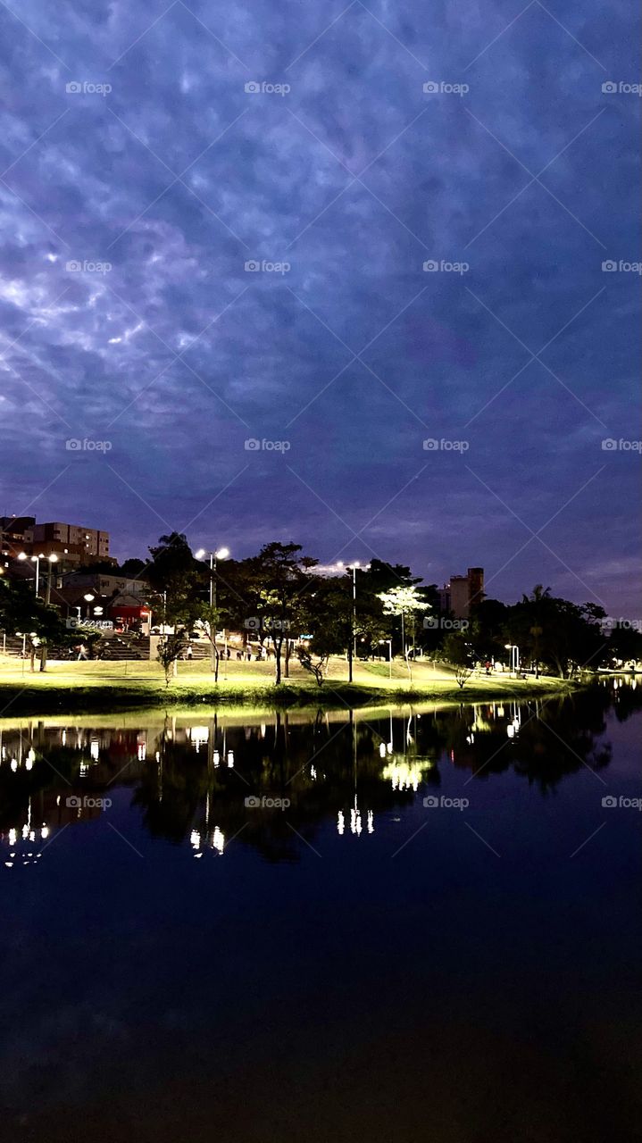 The beautiful night scenery at the edge of Lago do Taboão, in Bragança Paulista, Brazil.  How not to be inspired? / A belíssima paisagem noturna à beira do Lago do Taboão, em Bragança Paulista, no Brasil. Como não se inspirar?