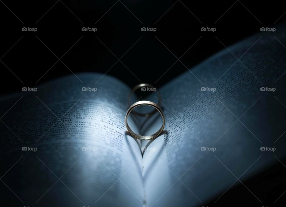El corazón de los anillos / heart in the rings / anillos de boda , fotografía artística, foto arte photo art rings light shadows love amor 