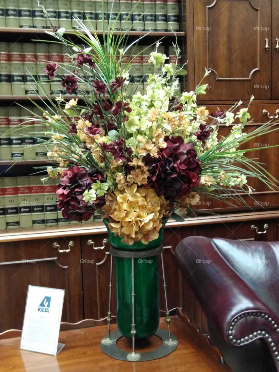 I loooove the vase in this photo beautiful flower arrangement
