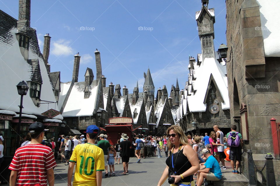 Brasileiro passeando no Vilarejo de Harry Potter