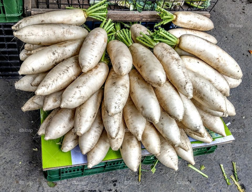 A batch of white radishes in market, looked very interesting & arranged neatly, that had a experienced scheduling. Chinese speaking meaning is that" white radish is good luck for You"!