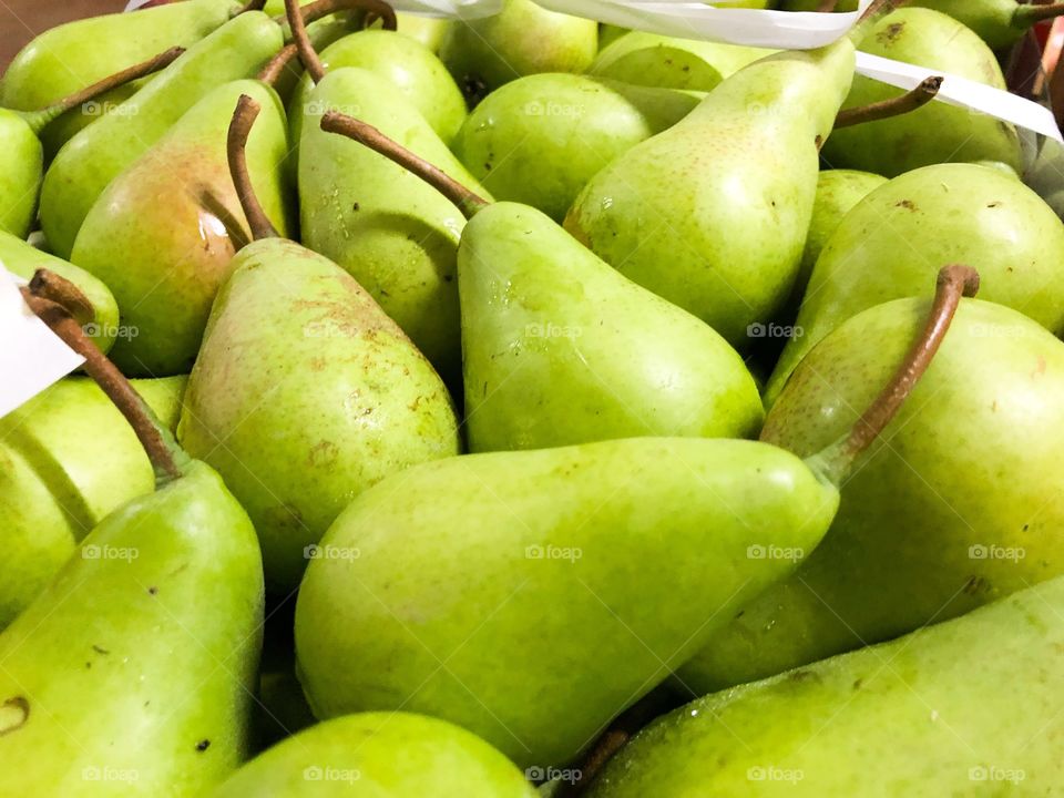 Pere pugliesi, sfumature di verde e rosso mixate - Apulian pears, mixed green and red shades