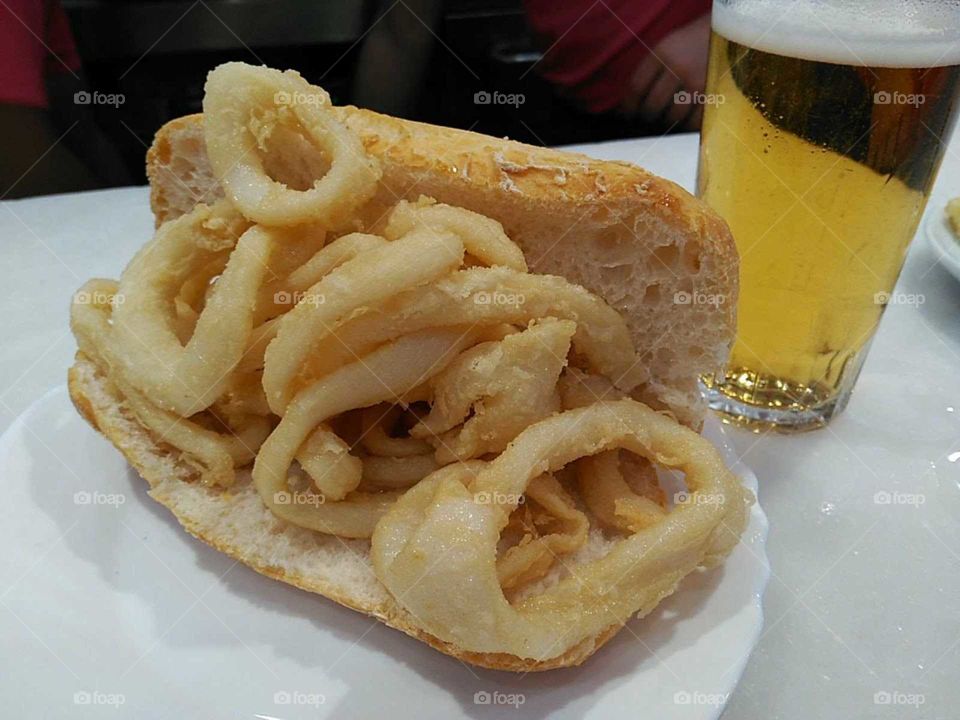 Bocadillo de calamares en Bar la Campana (calle Botoneras, 6 Madrid,)