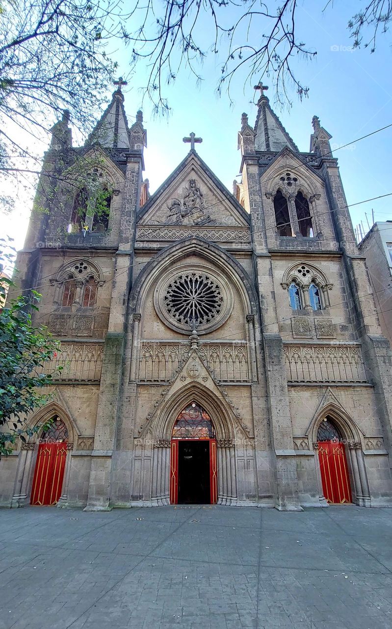 Iglesia, nuestra señora del Rosario, arquitectura gótica. en la colonia Roma de la ciudad de México.