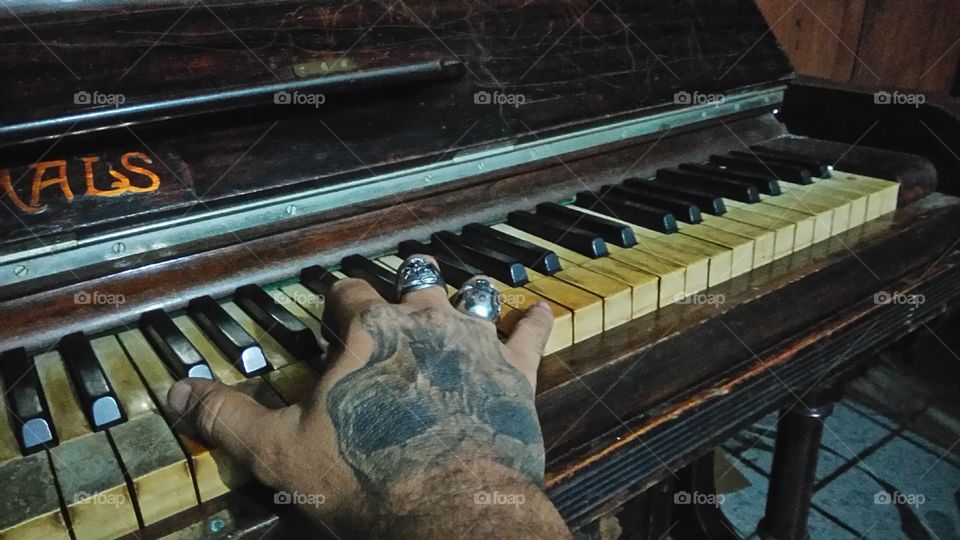 skull tatto piano