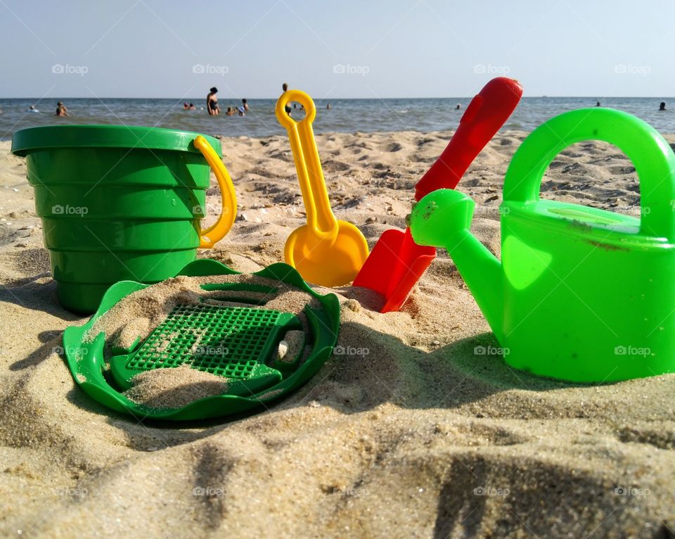 toys on 
the beach))