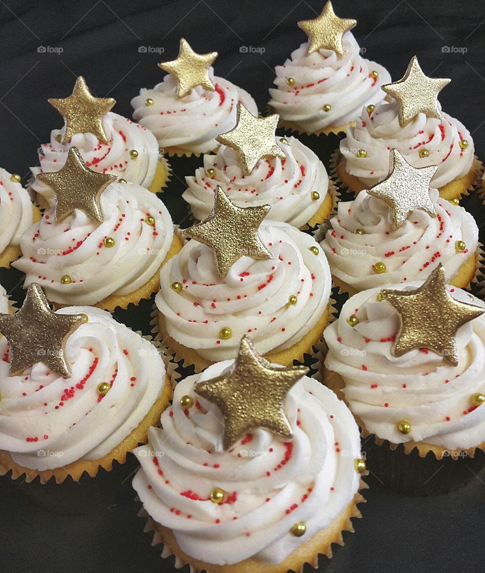 Golden star cupcakes