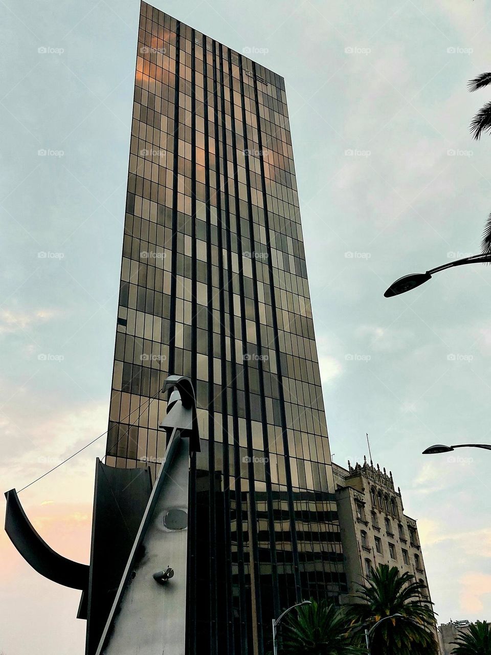 Calles de la Ciudad de México!!! torre prisma que alberga las oficinas del INBAL