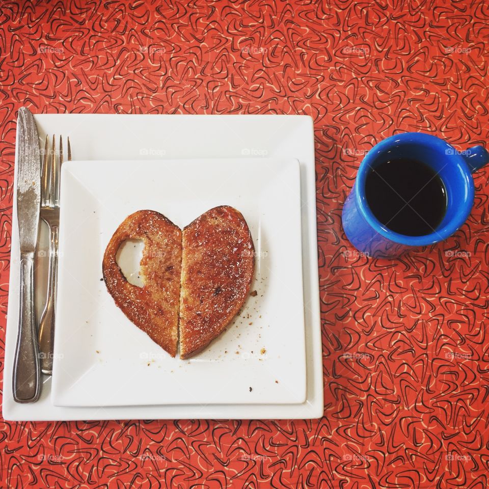 There is nothing better than a beautiful breakfast at a diner. Heart shaped toast and a blue coffee cup for contrast. Also a stylish table design.