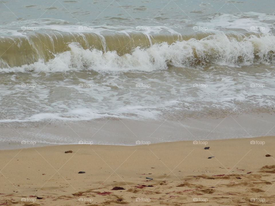 Mer déchaînée sur le sable 