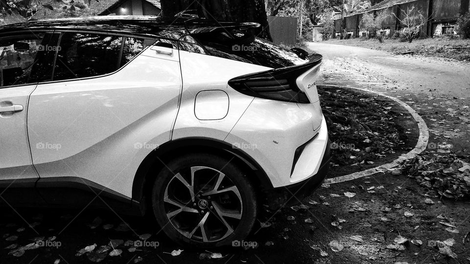 Black and white photo of a car - side view