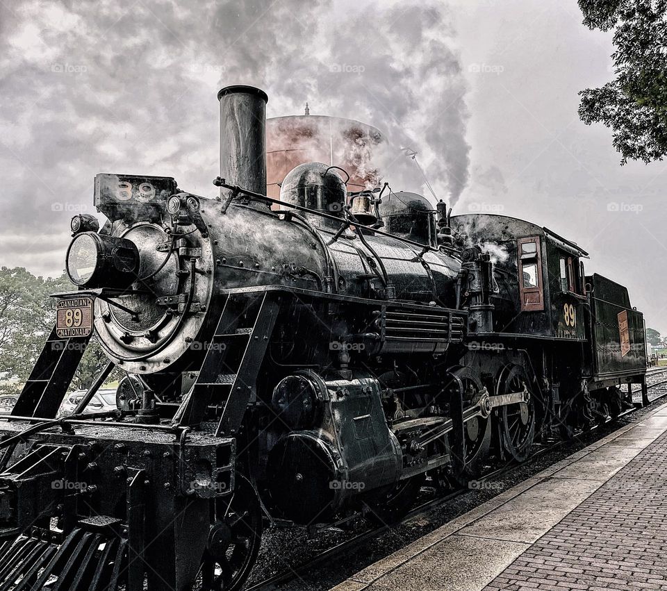 Train pulls into the station, trains in the Midwest, trains on tracks, trains that carry passengers, Pennsylvania train stations 