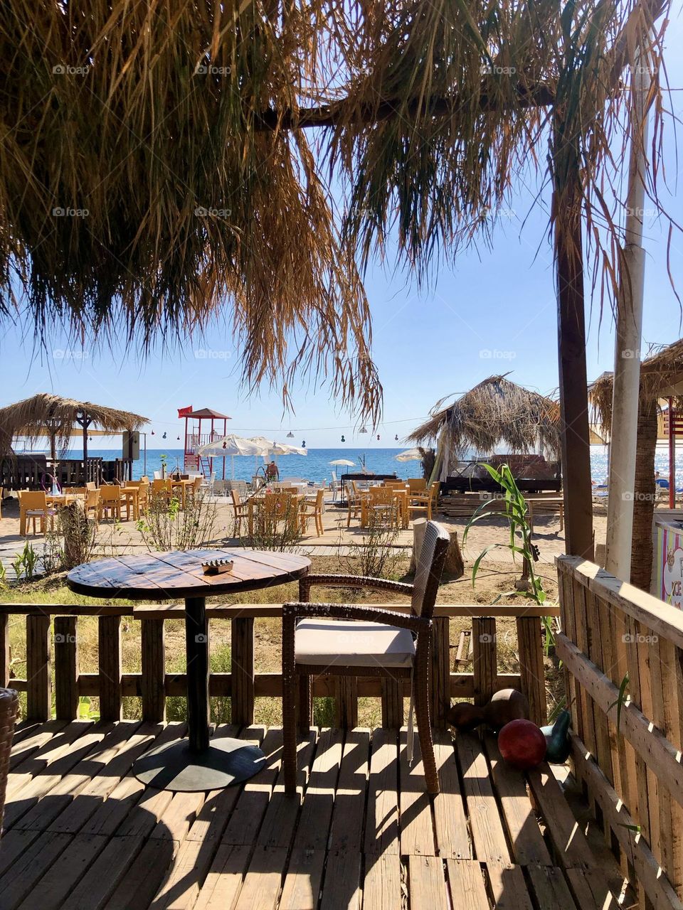 Уютное кафе с видом на море.
Солнечный день, легкий бриз и возможность насладиться вкусными
напитками и закусками, наслаждаясь звуками прибоя.