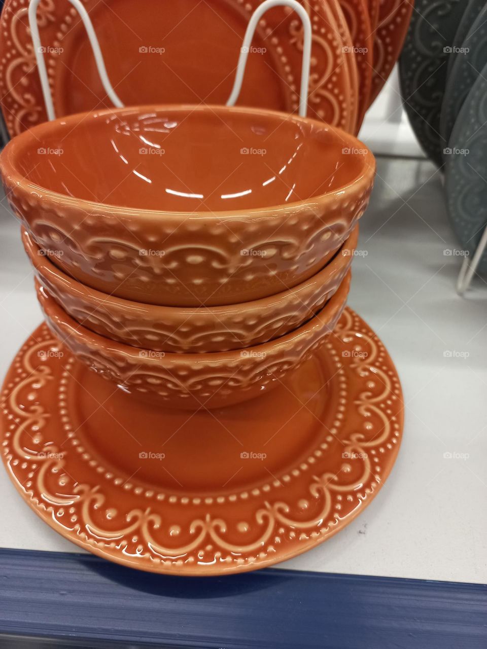 A louça de porcelana, é um material durável,  resistente, belo, e não libera substâncias  tóxicas no meio ambiente. Além  disso, ela tem uma fragilidade muito maior do que outros materiais.