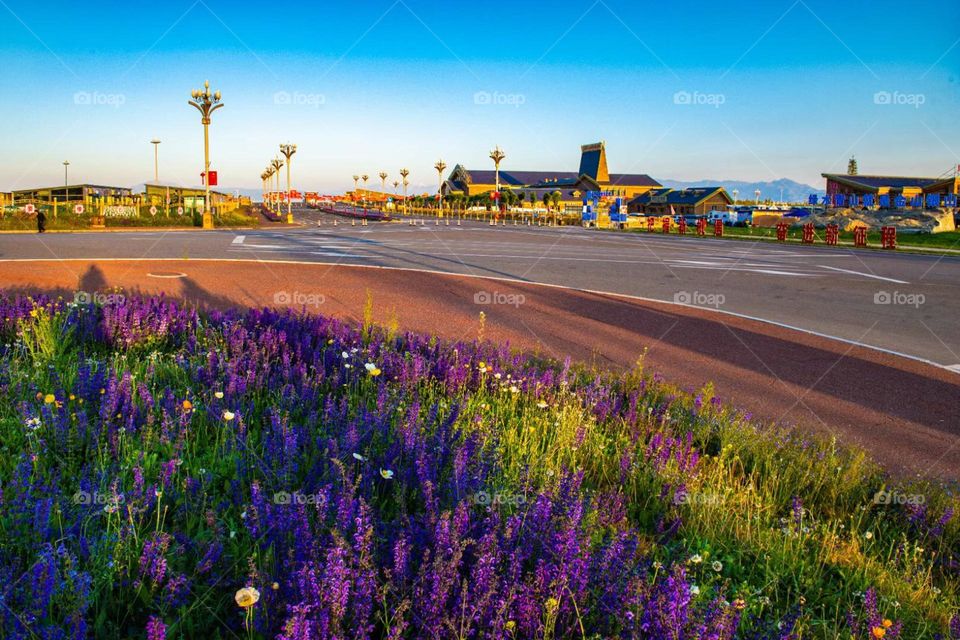 Visit the scenic spot of Sailimu Lake in Xinjiang, China, and immerse yourself in the vast world. It’s refreshing.