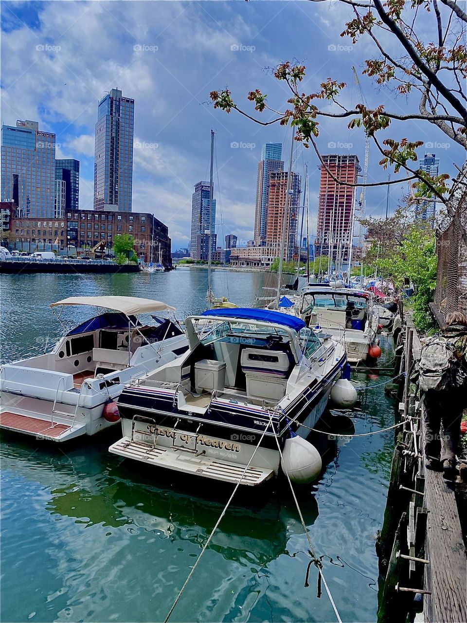 The views from „Newtown Creek“ by the „Pulaski Bridge“ are truly spectacular. Across the way to the right is „Greenpoint“, Bklyn. Straight ahead in the distance is „Manhattan“ as well as LIC, Queens. 2023. Hypnotic Productions