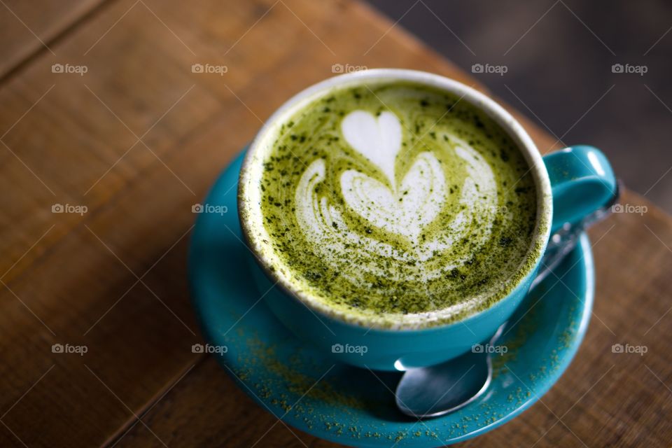 Gwen tea cafe latte art on a blue mug 