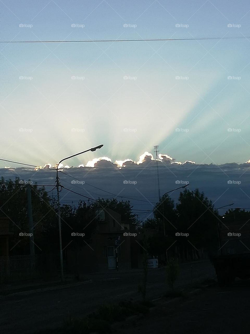 el sol detrás de las nubes