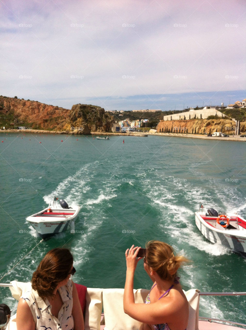 2 girls 2 boats