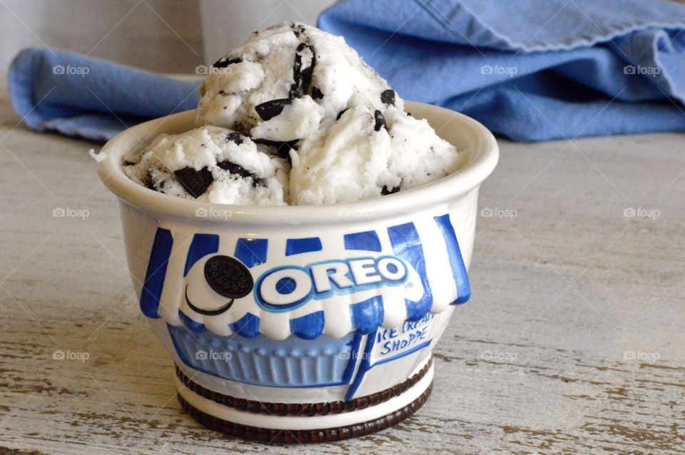Oreo cookie ice cream flat lay on a white rustic background with a blue towel 