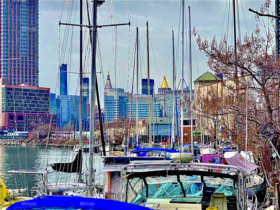 One of many „harbor views“ of Newtown Creek in Long Island City, Queens, NY with its multiple different kinds of boats on a slightly overcast afternoon in early December 2021. Hypnotic Productions