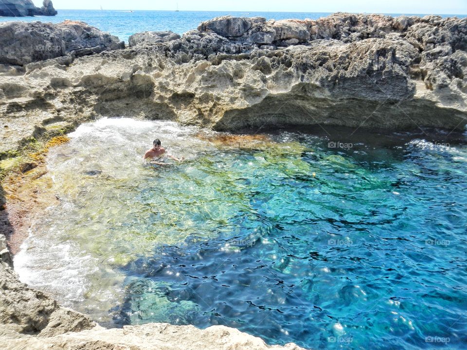 🏝Beaches in Formentera are often full of people, but in the area of Can Marroig, you will find ‘Les Piscinetes’. These are natural pools along the coast where you can enjoy exploring the natural caves on rock walls, and snorkelling 🌊