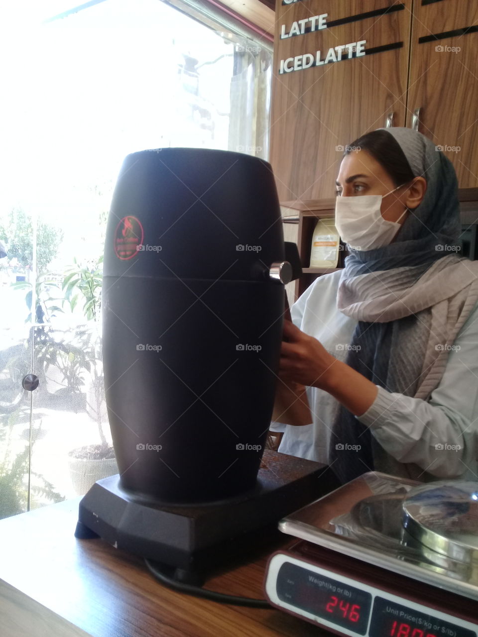 اسیاب قهوه در حضور مشتری