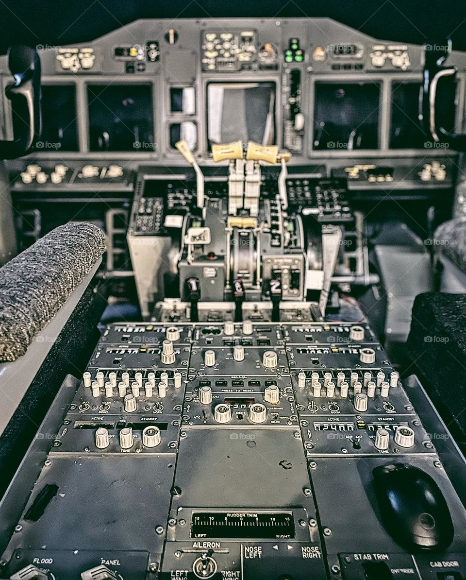 Control panel of an aircraft, airplane control system, module for flying an airplane, flight simulation system, practicing to fly an aircraft, controlling the flight system 