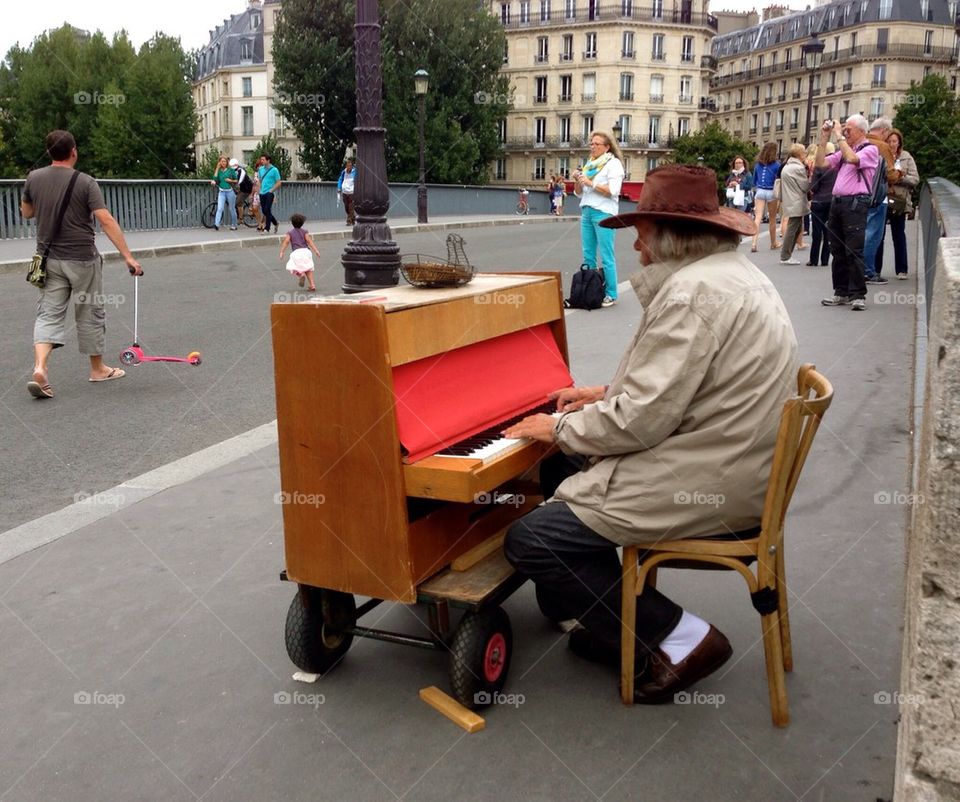 Street entertainment. Paris France 