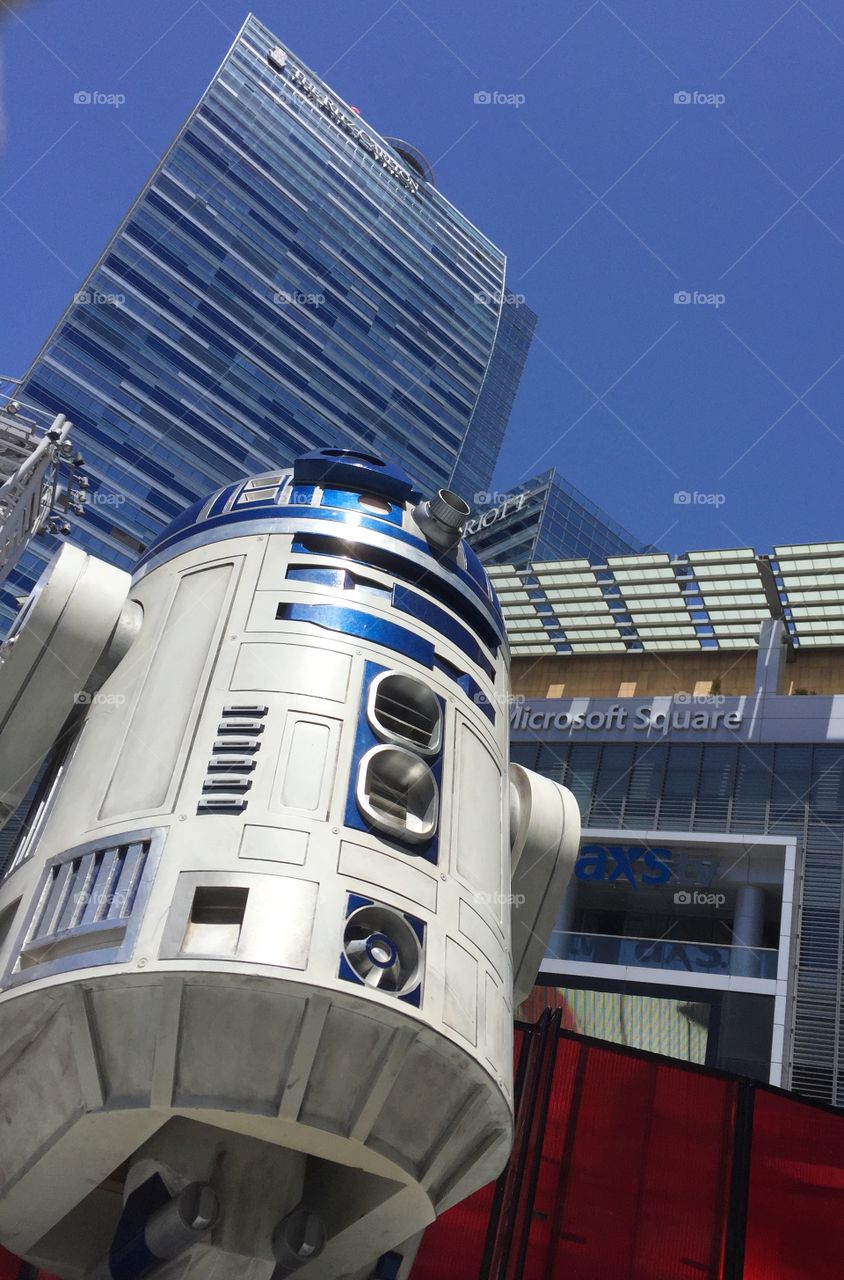 R2-D2 sits beneath the skyscrapers of LA Live in Los Angeles, California at a UNICEF Kid Power event in May 2017.
