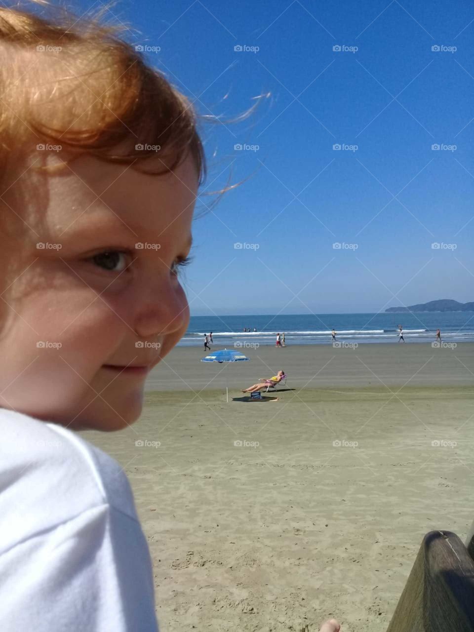 The sweet look of my daughter Maria Estela spying on the beach ... This is Guarujá, Brazil's coast. / O olhar doce da minha filhinha Maria Estela espiando a praia... Aqui é o Guarujá, litoral do Brasil. 