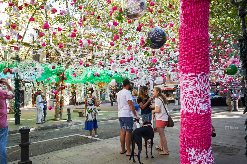 Barrio de Gracia. Primer día de Fiesta. Listos para el verdicto del jurado