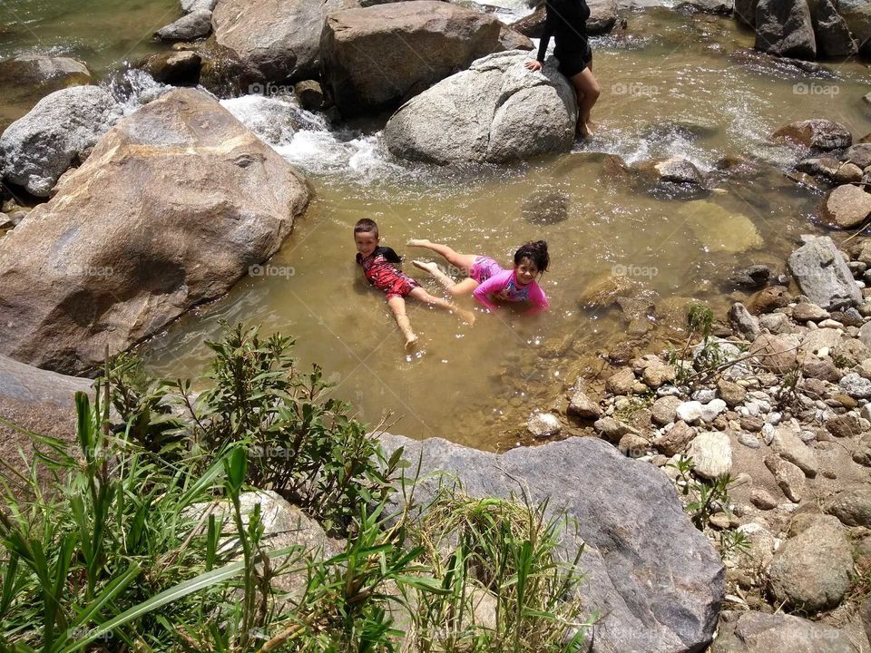 bañarse en el río
