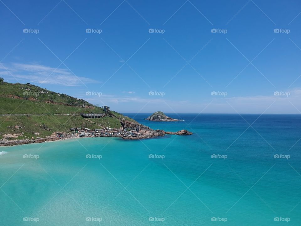 Paisagem aérea de Arraial do Cabo no Rio de Janeiro, Brasil. Lindo o azul do mar!