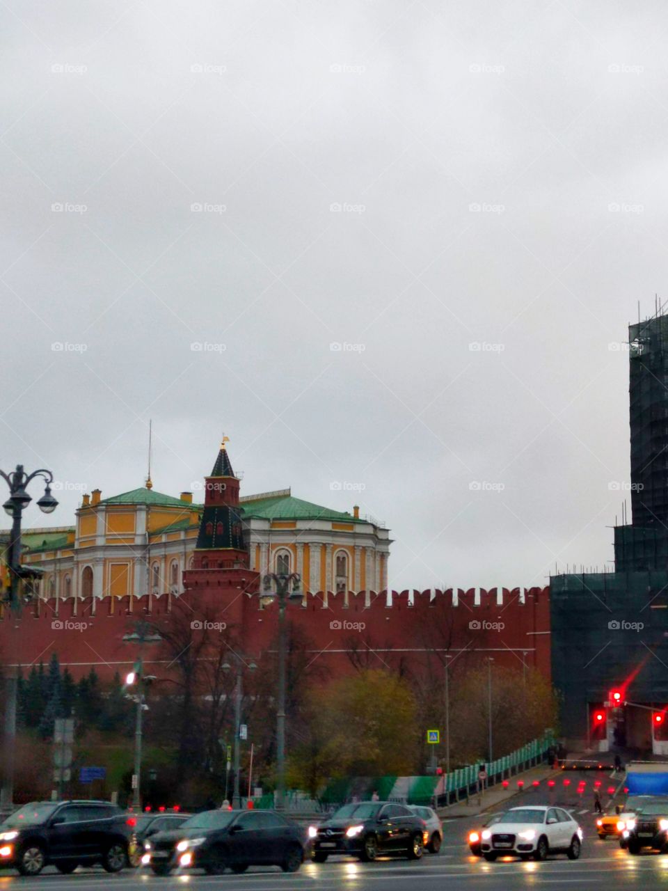 Evening Moscow.  Roads.  In the background, the Tower of the Moscow Kremlin, the Grand Kremlin Palace and the entrance to the Kremlin