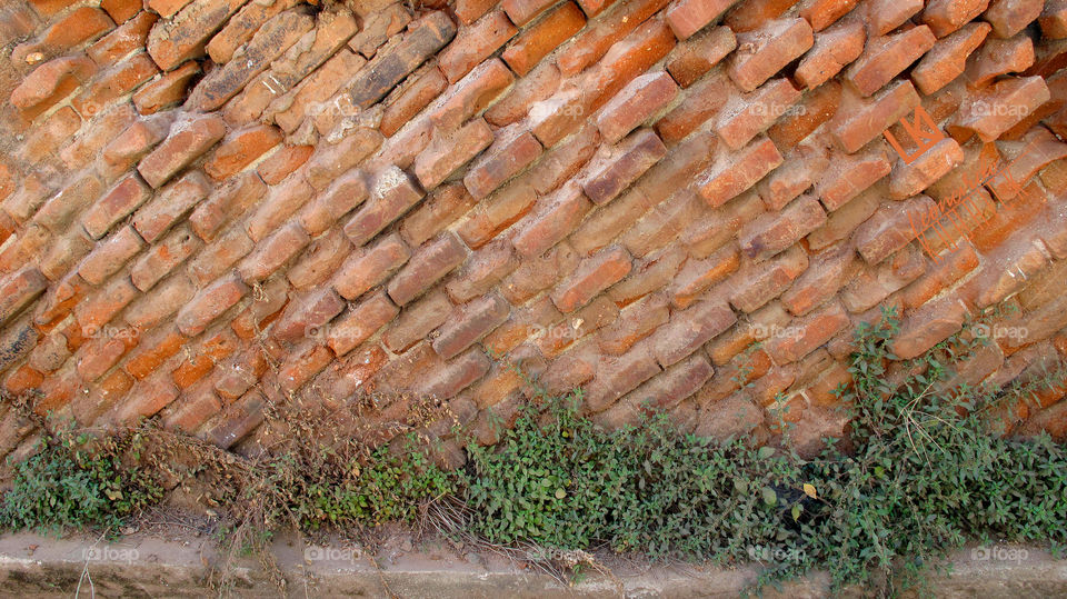 DIAGONAL BRICK WALL //// Leonardo Kubrick