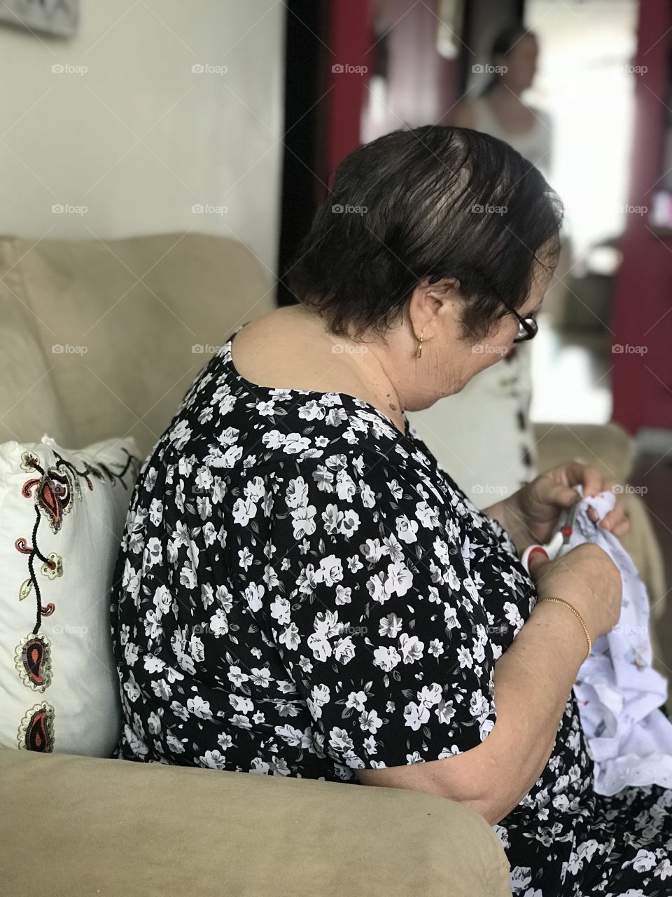 Abuela cosiendo 