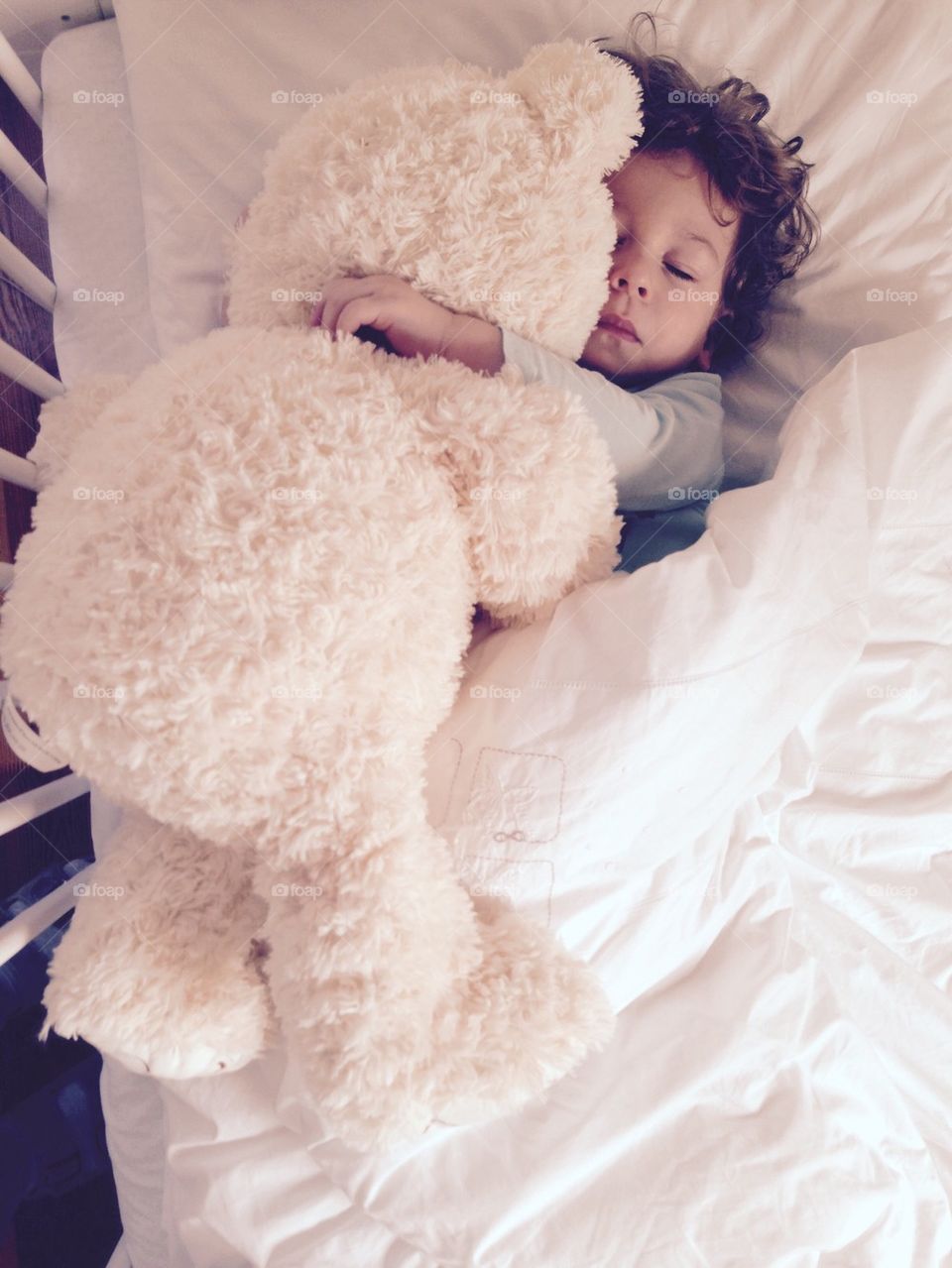 Chlopiec śpi z misiem