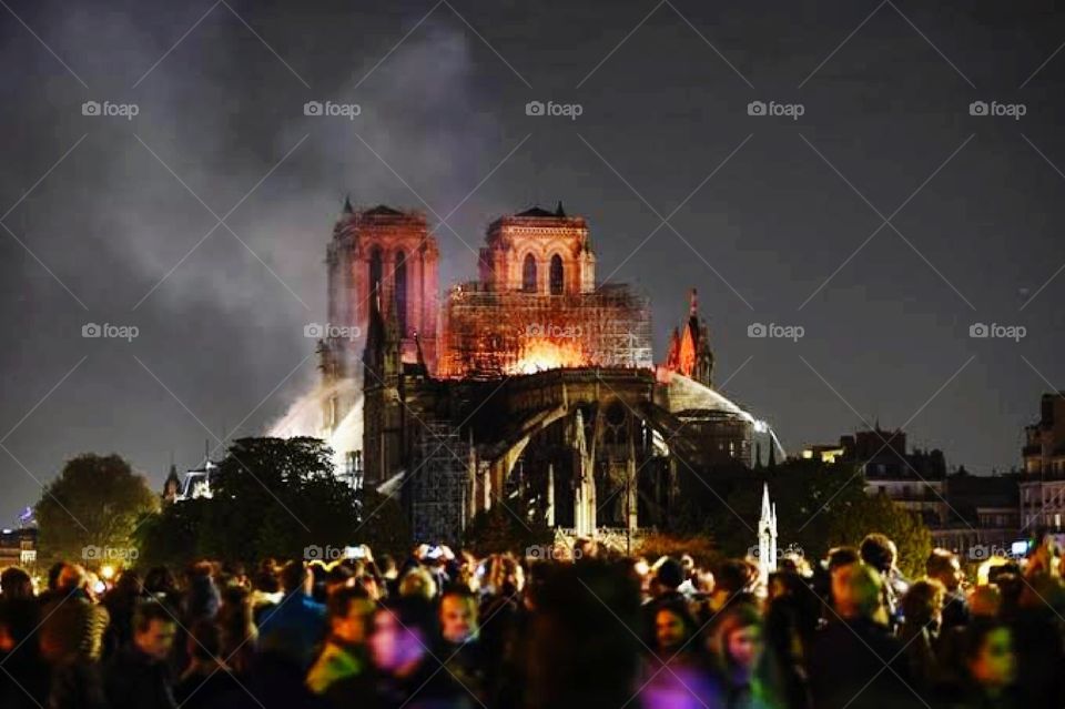 Notre Dame de Paris en feu...