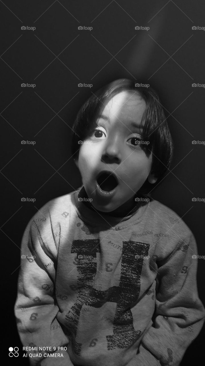A picture of my little boy in an expressive scene. I leave you a comment. I think it is an expressive picture