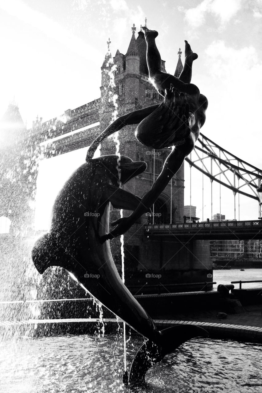 london statue fountain bridge by dannytwotaps