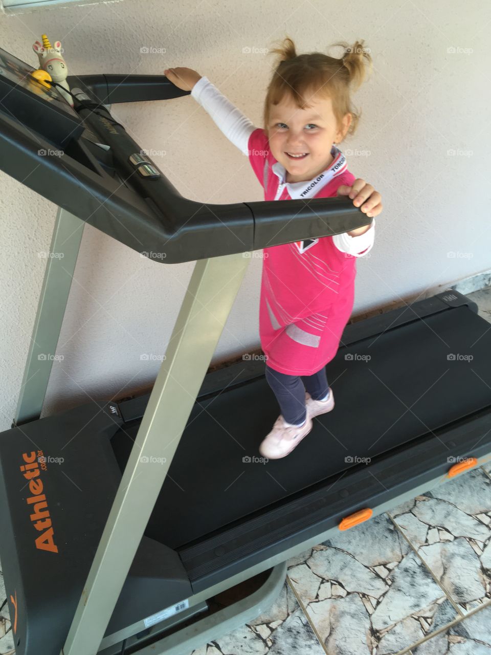 Things we like to do: running on the treadmill!  And my youngest daughter is already learning too. / Coisas que gostamos de fazer: correr na esteira! E minha filha caçula já está aprendendo também. 