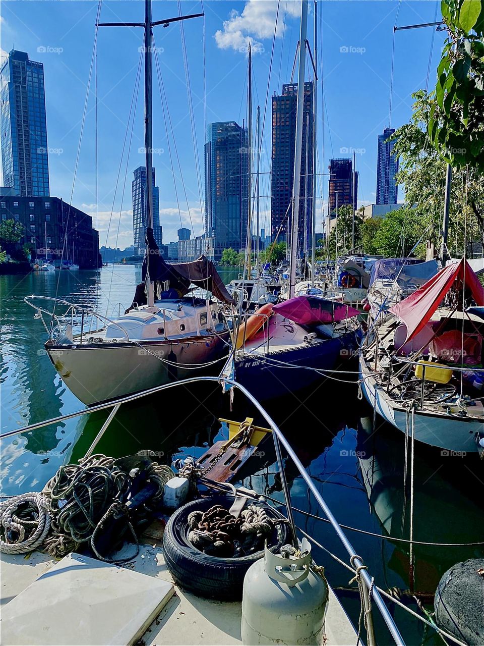 This is beautiful „Newtown Creek“ by the „Pulaski Bridge“ in LIC, Queens. Quite a few boats of various kinds are tied to the shore here and the spectacular views reach all the way to „Manhattan“. 2023. Hypnotic Productions