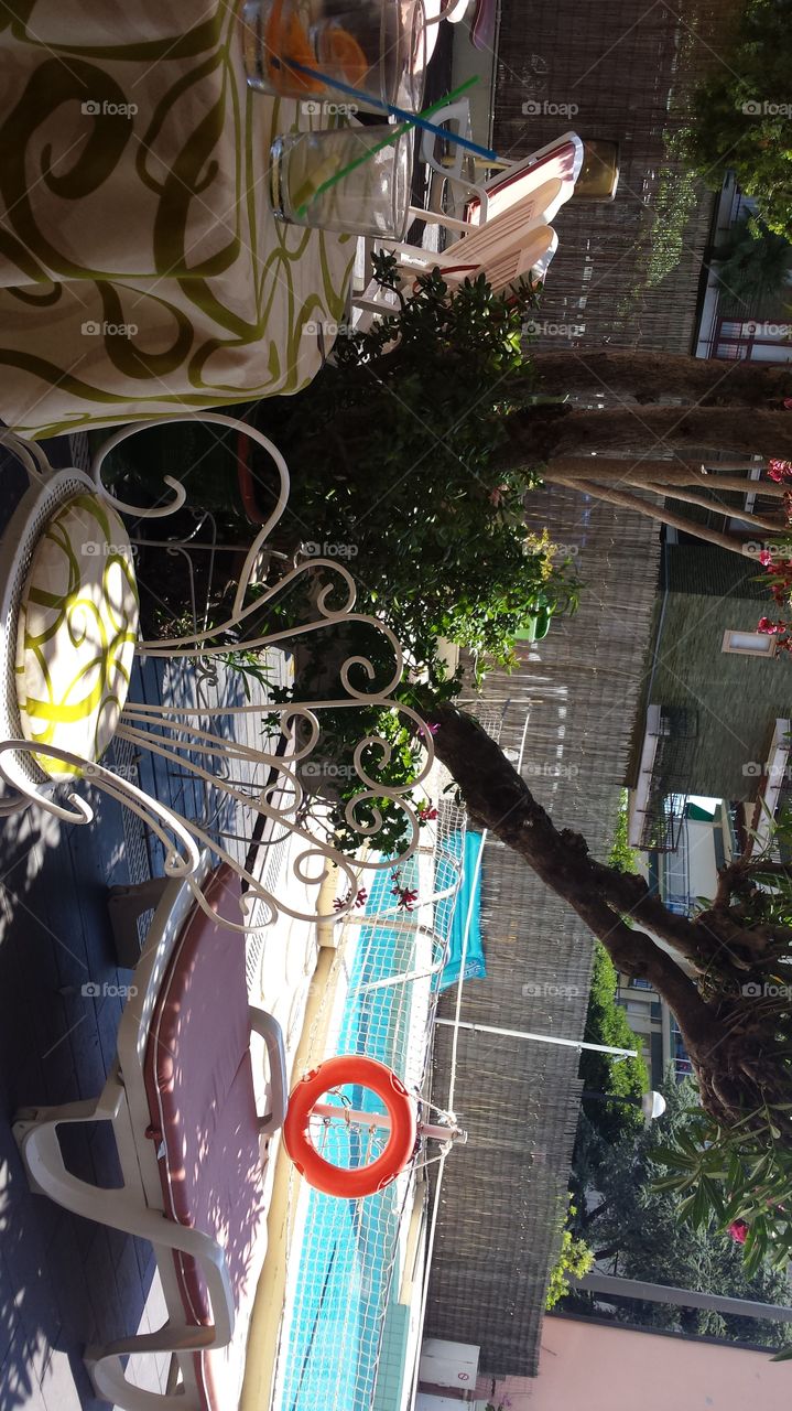 swimming pool. questa foto e stata scattata in un residence con piscina in un posto incantato della liguria