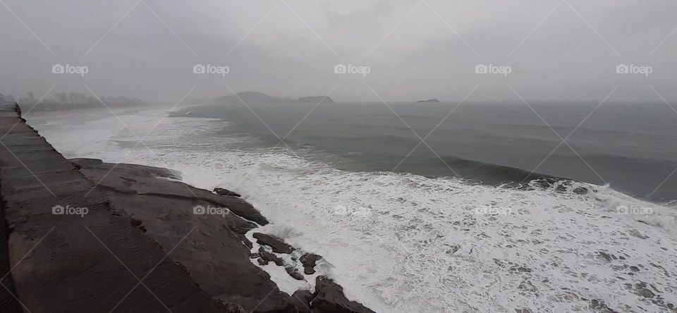 Day with rain in Guarujá beach