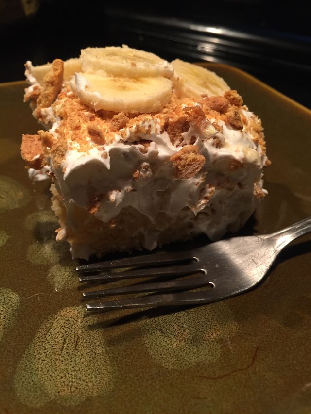 Banana pudding poke cake