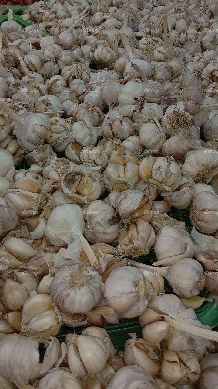 garlic in supermarket, Tumpukan bawang putih di supermarket