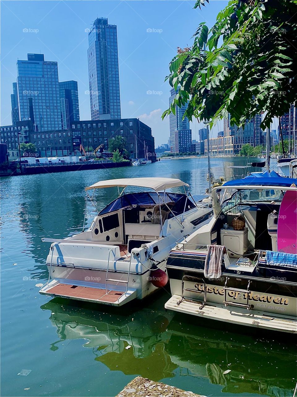 The brownstone buildings on the „Greenpoint“, Brooklyn side of the „Pulaski Bridge“ that can be seen on the left are most likely industrial. Views from here are all around spectacular and reach all the way to „Manhattan“. 2023. Hypnotic Productions