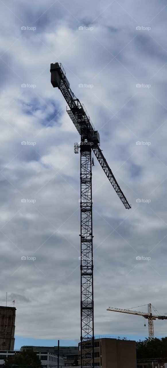 visión general de una grúa de construcción en el cielo de Bristol